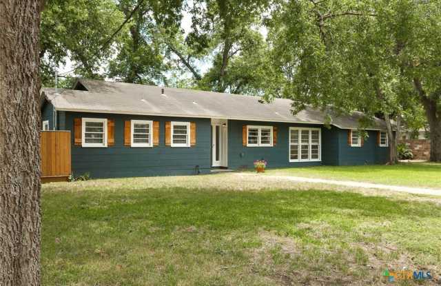 621 E Hackberry Street - 621 Hackberry Street, Seguin, TX 78155