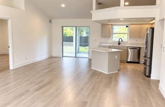 142 SW 34th Pl Gallery 3