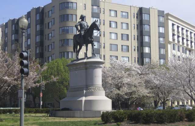 Top Floor Efficiency off Dupont Circle with Amazing City View!! Gallery 1