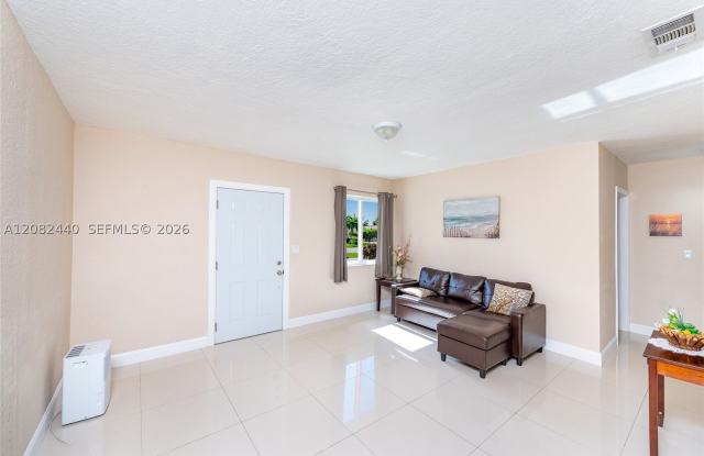 1020 SW 73rd Pl Gallery 4