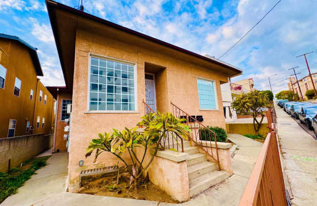 Charming Vintage Two-Bedroom Bungalow with Dining Room & Office Gallery 3