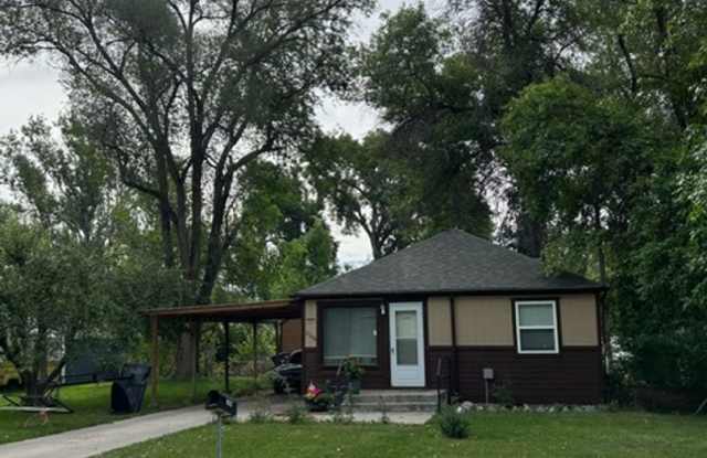 2 bedrooms, 1 bath on large lot with garage - 2104 10th Avenue North, Billings, MT 59101