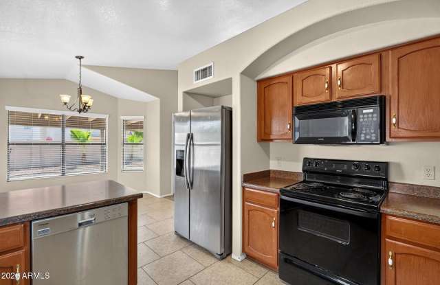 7427 W TOPEKA Drive Gallery 3