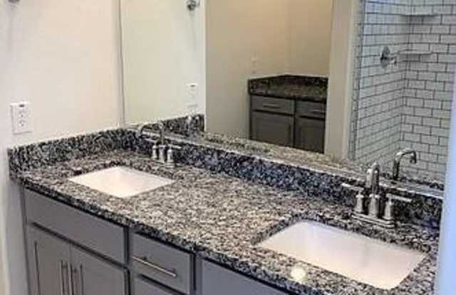 2927 N AUGUSTINE -- Gallery 3