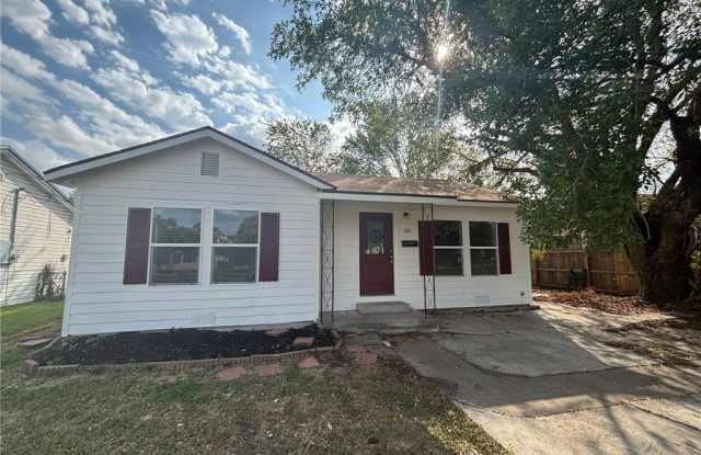 2111 E Red River Street - 2111 East Red River Street, Victoria, TX 77901