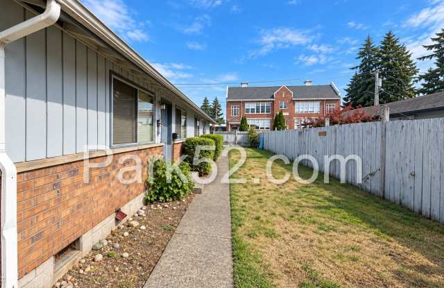 2 Bedroom Tacoma Duplex with Washer/Dryer & Yard Care Provided! Gallery 2
