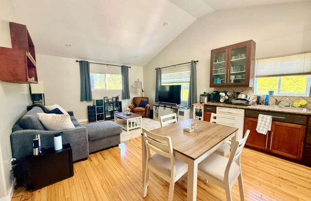 Large Beautiful 2-BR Apartment Home above Garage with Backyard Gallery 4