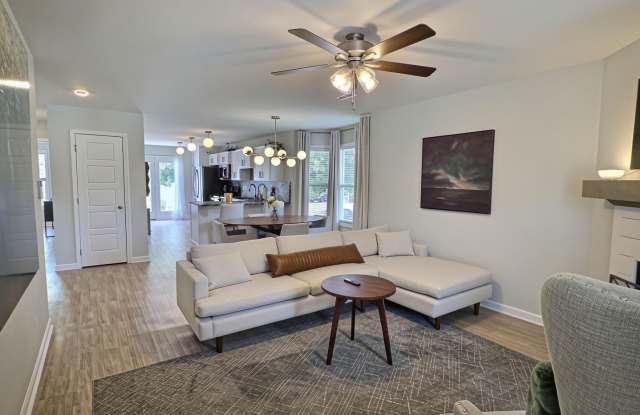 ***FURNISHED THREE-BEDROOM TOWNHOUSE*** Gallery 1