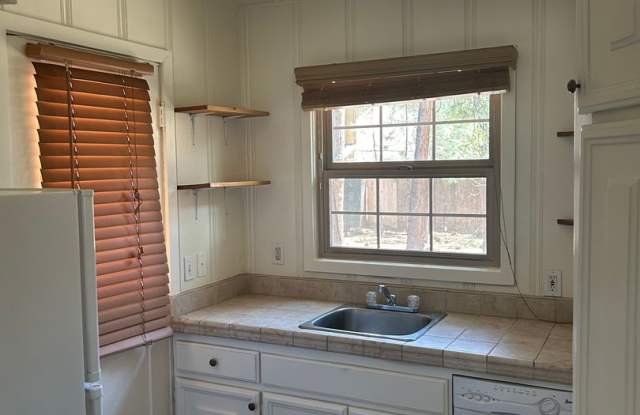 Quaint Cabin in Great Location near Heavenly Gallery 3