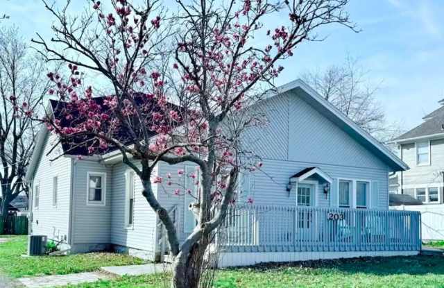 Beautifully Updated 3-Bedroom Home in Downtown Lee’s Summit! Gallery 1