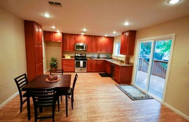Nice single level home - great neighborhood Gallery 3