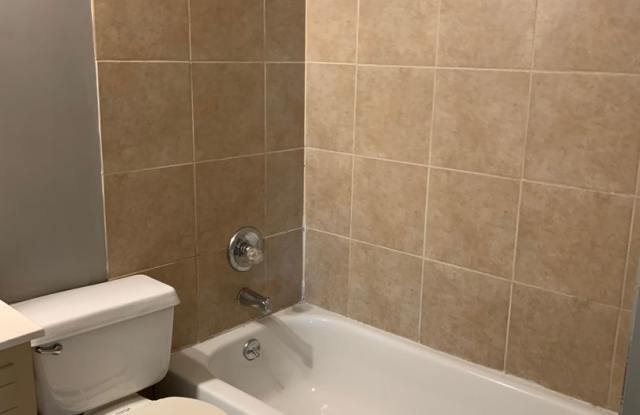 2 bedroom 1 bathroom duplex with a Carport photos photos