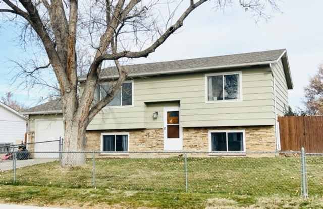 *** NEW APPLIANCES*** 5 Bedroom on a large corner lot in the heart of Berthoud! - 318 Michigan Avenue, Berthoud, CO 80513