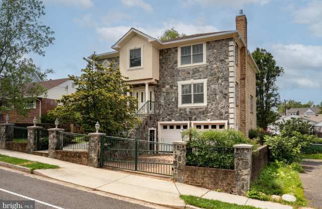 2138 PATRICK HENRY Drive Gallery 4