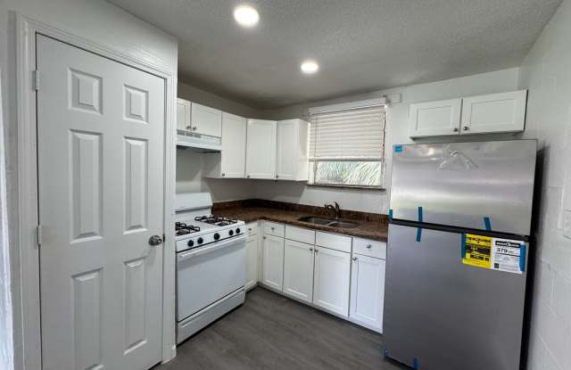 Newly Renovated 2 Bedroom Brick Apartment near Downtown Live Oak Gallery 3