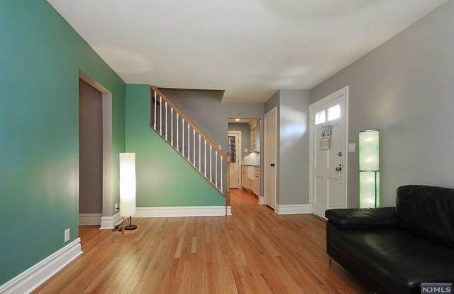9 Hickory Street Gallery 2