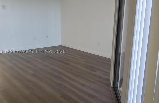 929 Hamilton Dr Gallery 3