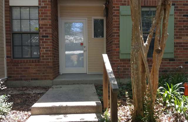 Spacious 3 Bedroom, 2 Bath Town Home Off South College Gallery 3