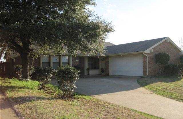 100 Lark Lane - 100 Lark Lane, Euless, TX 76039