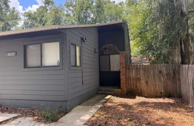 2 Bed 2 Bath Home in Seranola Manor ! Fenced in YARD! photos photos