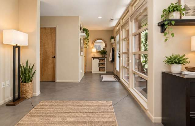 Furnished Live/Work 4bd Home with Private Studio – 1 Block from Boise River Gallery 4