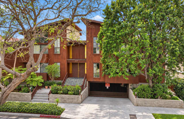 BRIGHT & AIRY, 2BR2.5BA TOWNHOUSE W/ DUAL PRIMARY SUITES, FENCED PATIO & 2-CAR GATED PARKING IN WELL-KEPT GATED BUILDING! Gallery 1
