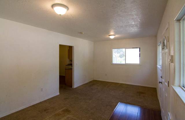 Small House on Shared Lot in Salem- Water/Sewer Included Gallery 3