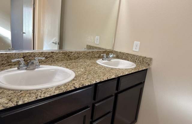 3-Bedroom Townhome in Gated Mesa Verde Gallery 4