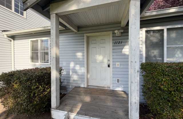 RENT SPECIAL! 1 MONTH FREE RENT! 3 Bedroom, 2 Bath in York Neighborhood! Gallery 2