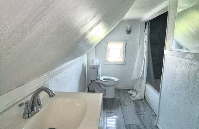 Spacious 3 Bedroom 1 Bath Located in East Toledo. photos photos