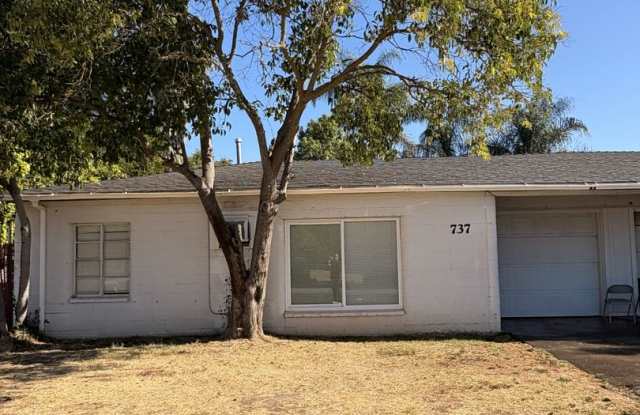 NICE DUPLEX WITH PRIVATE YARD! photos photos