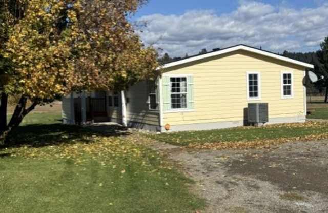 Lovely home and shop on a fully fenced acre Gallery 1