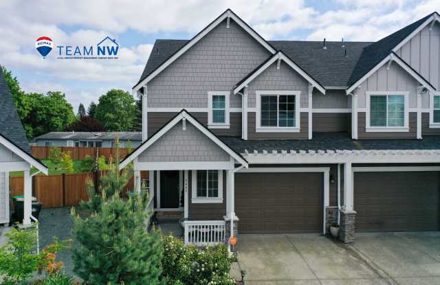 Spacious  Stylish 4-Bedroom A/C Townhome! photos photos