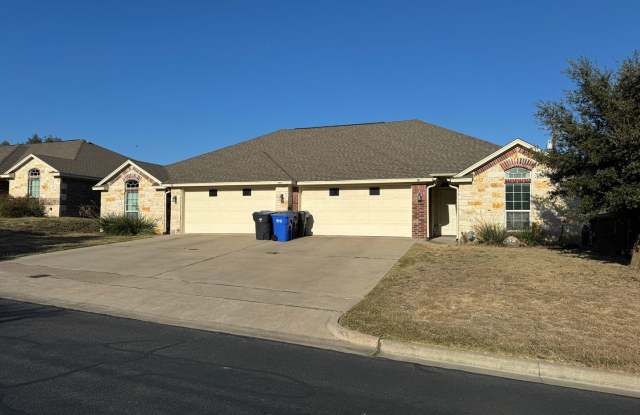 Duplex *LEASING SPECIAL AVAILABLE* - 205 Chapel Trail Circle, Waco, TX 76712