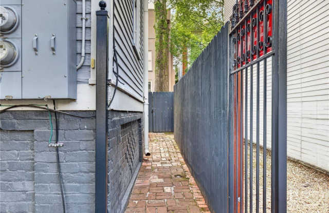 902 Barnard Street Gallery 4