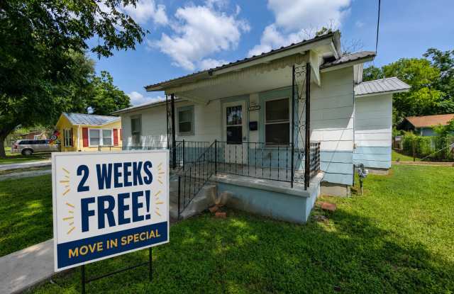 Walk to Downtown New Braunfels / Close to Landa Park / Large Backyard / NBISD *2 weeks free rent* photos photos