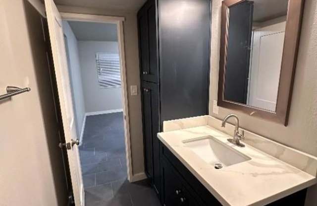 1102 W Cochise Dr Gallery 3
