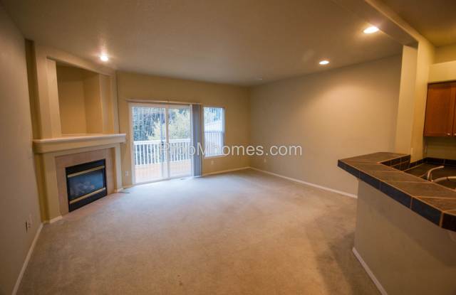 Luxury Three Bedroom, Three Bath Townhouse with Attached Garage Gallery 3