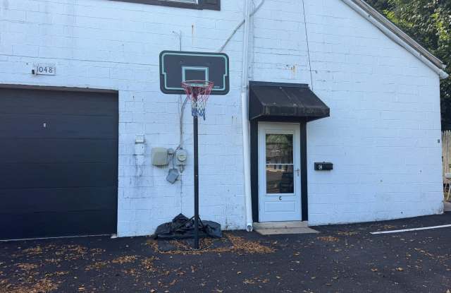 1048 GRAY Avenue Gallery 2