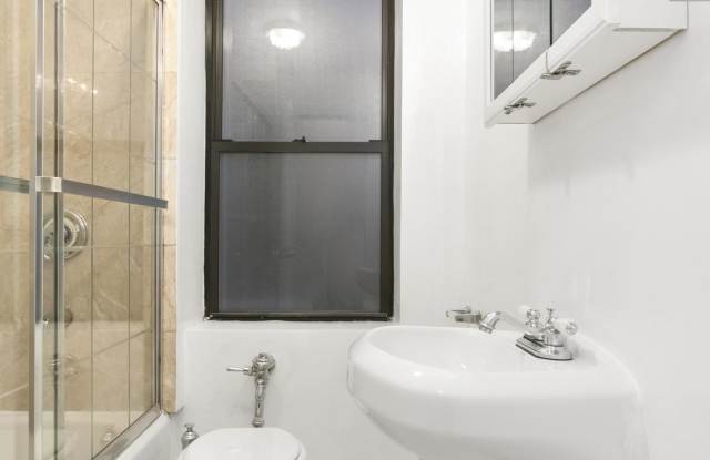 714 Ninth Avenue Gallery 4