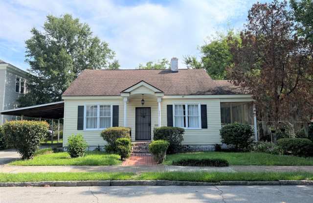 3 bedroom 2 Bathroom house fenced in yard! No pets allowed Gallery 1