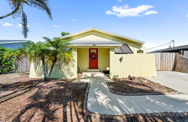 ANNUAL RENTAL - 3 Bedroom 2 Bath Single Family Home - Naples Park - 713 99th Avenue North, Naples Park, FL 34108