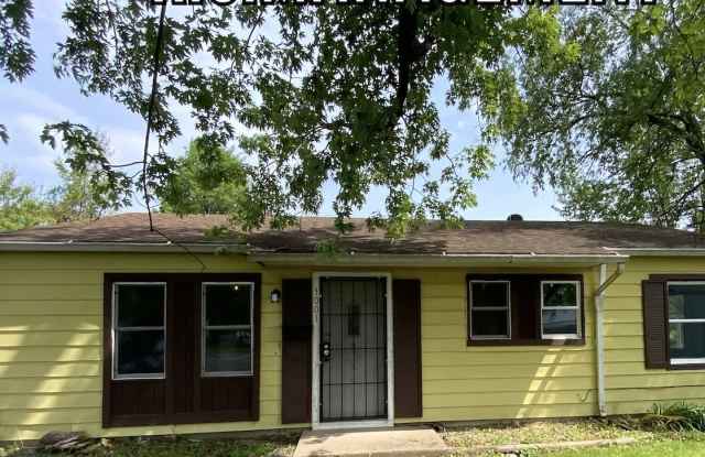 1001 Glenwood Dr - 1001 Glenwood Drive, Danville, IL 61832