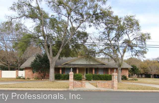 402 Oakwood Blvd - 402 Oakwood Boulevard, New Braunfels, TX 78130