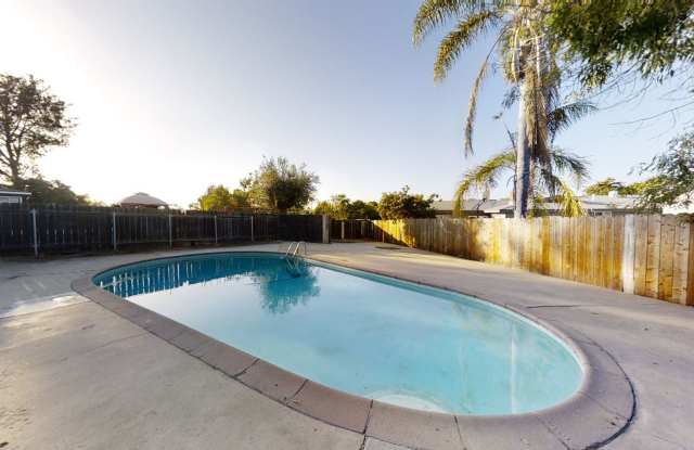 7BD/3BA, Great Backyard w/ POOL!!! Gallery 4
