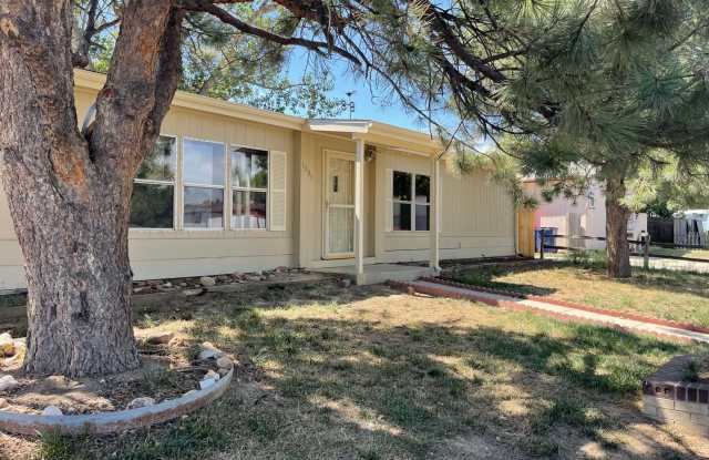 Spacious House with 3 Bedrooms and 2 Bathrooms - Great Corner Lot Gallery 4