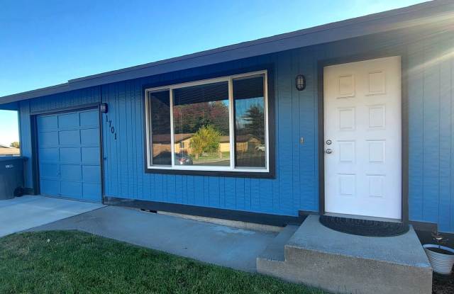 Duplex in Kennewick, WA - 1701 South Olson Street, Kennewick, WA 99338
