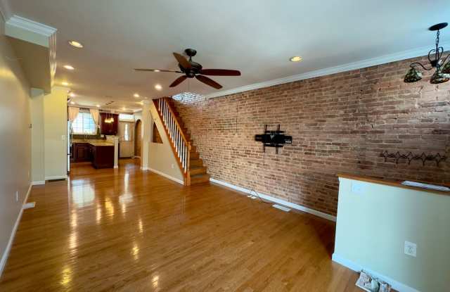 Charming 2BD/3BA Townhome in Highlandtown, Baltimore, MD! Gallery 3