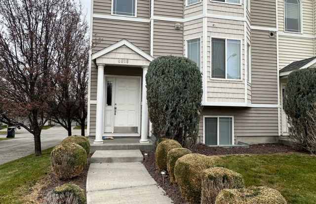MOVE IN SPECIAL! Spacious 2 bed/2.5 bath with bonus room townhome off Road 68 - 4808 Porlier Lane, Pasco, WA 99301