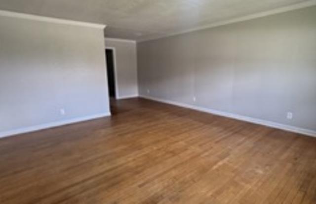 204 Gregory Avenue - B Gallery 2